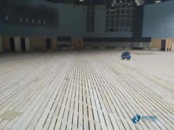 專業(yè)體育場地板施工隊(duì)