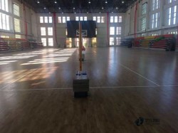 懸浮運(yùn)動(dòng)館木地板施工隊(duì)